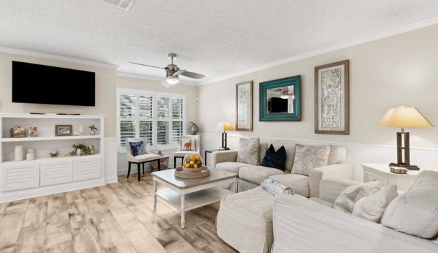 505 Sailmaker Poolside with balcony ~Pet-Friendly