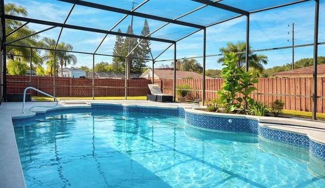 5BR Pool Home w/Fire Pit . Sleeps 10 in Deltona