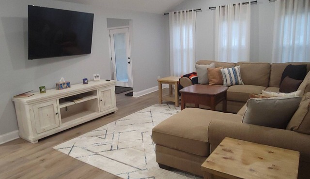 6 bedrooms! Pool Table, Gaming Area, Firepit & More in Joliet