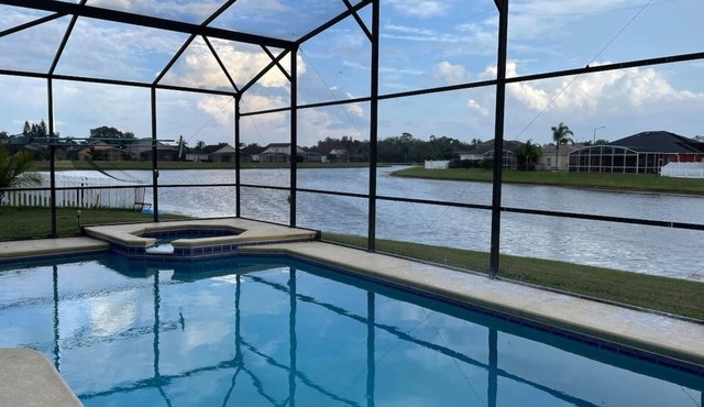 6BR Luxury house-South Facing Private Pool, on a lake, hot-tub, BBQ, near Disney