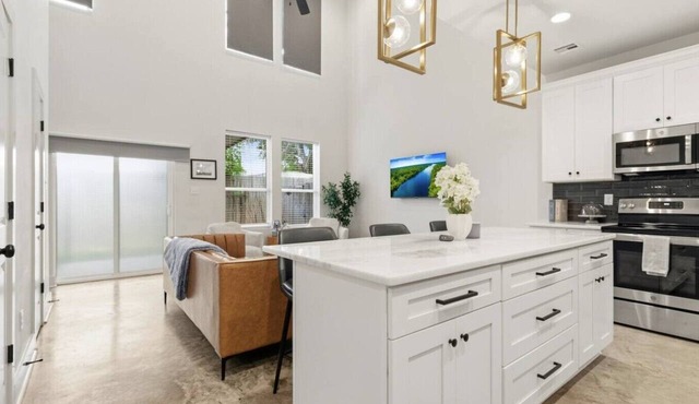 7 Bedrooms 6 Baths and more! in Lafayette
