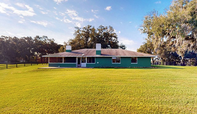 7 Mi to Paynes Prairie Preserve! Rural Retreat
