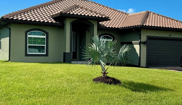 7 min to the Beach. Family Venice Beach Retreat. Private Saltwater Screened Pool