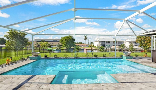 7 Palms Home Waterfront, heated pool, spa, bikes, kayaks!