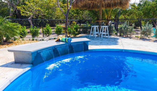 9BR Estate | 3 Homes/2 Pools/Hot tub -30 Min to KW