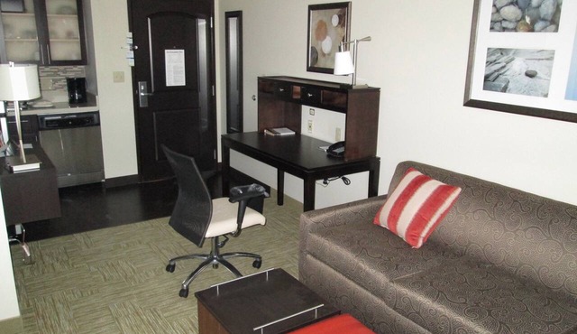 Accessible 1BR Suite w/Kitchen | Breakfast + Pool in Bowling Green