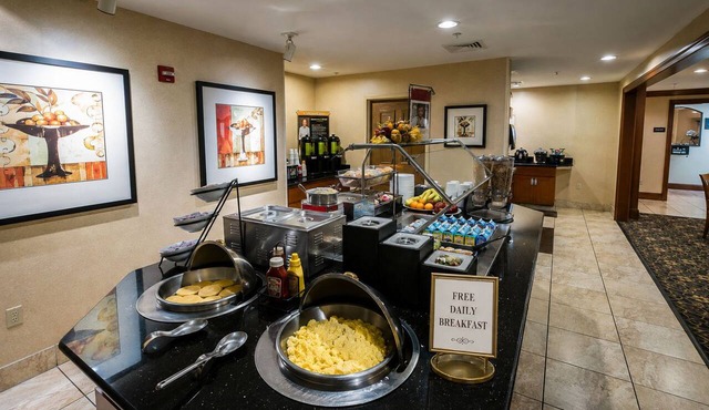 Accessible King Studio w/Roll Shower & Breakfast in Harrisburg
