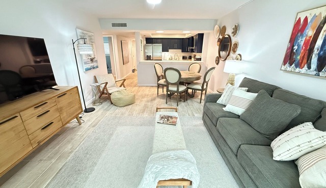 Across from St Augustine Beach-Sunny Stylish stay steps from the Shore & Fun in St. Augustine