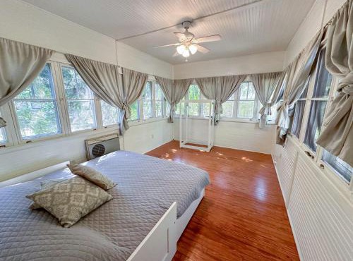 Adorable 1920s home near UF stadium sleeps 10
