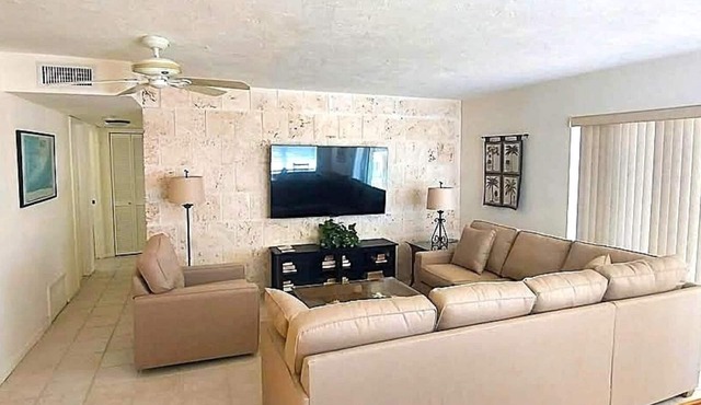 Airy Upper Half Duplex - Key Colony Beach. Dock, Pool Club & beach 1 block away