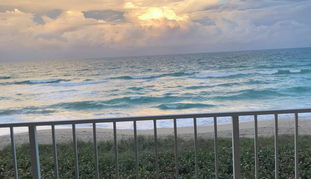 Amazing Beachfront Condo in Jensen Beach