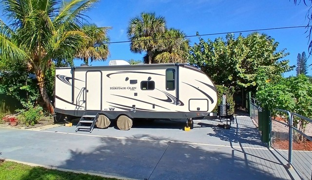 Available for 2 guests and 1 pet Max, DELUX RV in Stuart