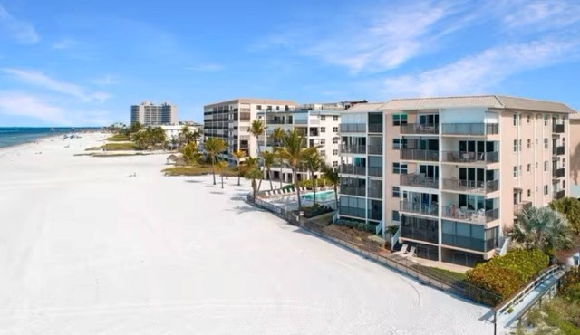 Awesome 2-bedroom condo with AC in Fort Myers Beach