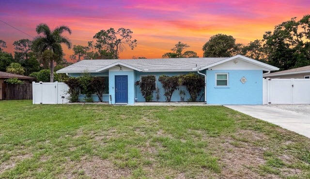 Azure Bungalow: Pool, Gazebo, & Beach Vibes, A/C, 15 mins from Anna Maria Island