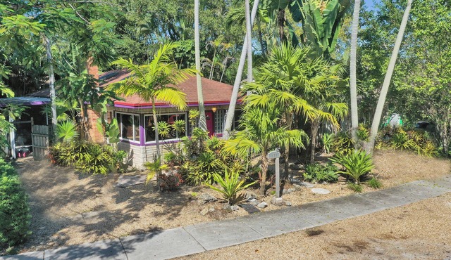 Balinese-Inspired 2nd Floor 1BR Hideaway in Victoria Park ~ 1.5 Miles to Beaches