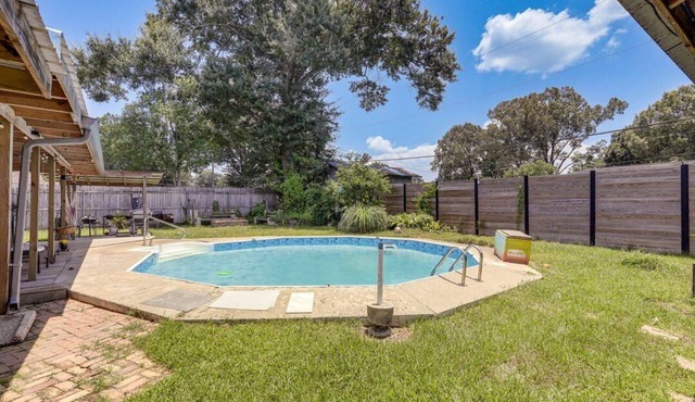 Baton Rouge Home Getaway with Hot Tub & Pool Close to LSU