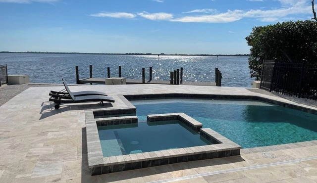 Bay beauty with heated pool, spa, games, ping pong