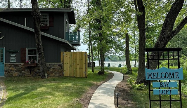 Bay Loft Couples Retreat – Nature, Comfort & Charm in Stevens Point