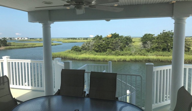 Bayfront Beauty - Delightful 6-bedroom house with AC in Avalon in Avalon