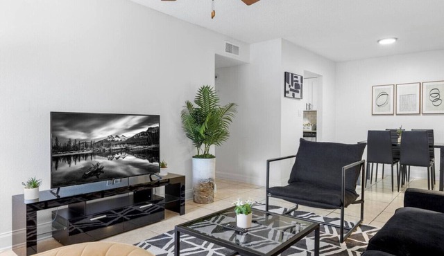 Bayshore Cozy Escape | Free Parking, Pool & Gym