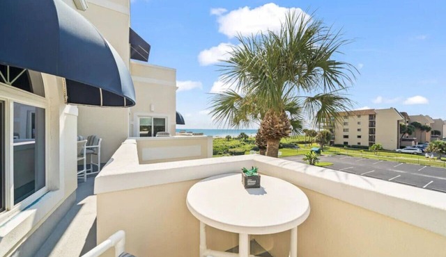 Beach Blast Loft! Penthouse Condo, ocean view, steps to the beach