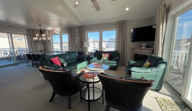 Beach Block, 5 Bedroom, & Fully Stocked! 3 parking spots and great for families!