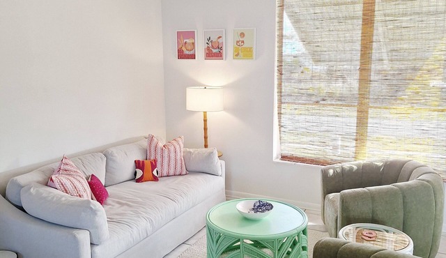 ☆☀︎❀ Beach Cottage! King Bed, Fenced Yard, 6 miles to Beach!
