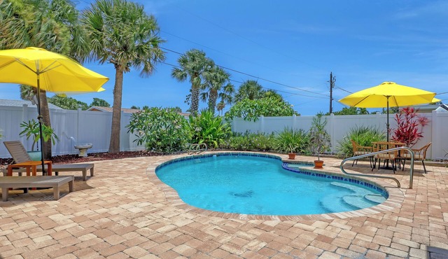 Beach House walking distance to beach entrance/Pet Friendly