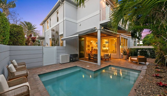 Beach next door! Las Olas only 10 min away!