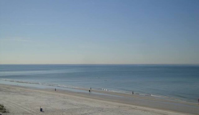 Beachfront Condo 3 Bedrooms/5 Beds/3 Bathrooms in Redington Shores
