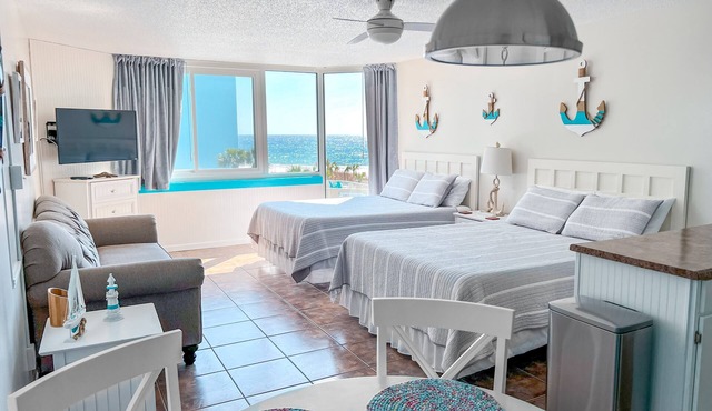 Beachfront Studio - Perfect Location - Beautifully Updated - Free Beach Chairs