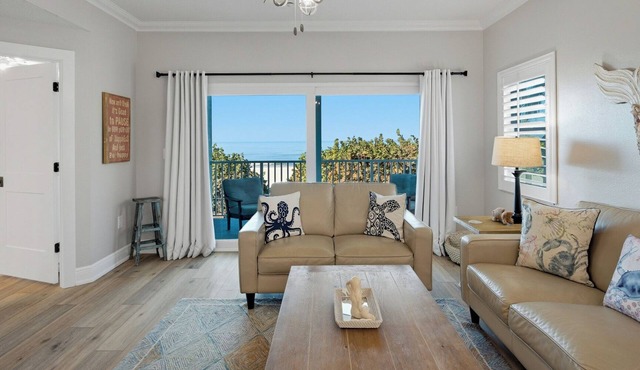 Beachfront, Tropical Paradise, Intimate Complex, EV Charger! in Indian Rocks Beach