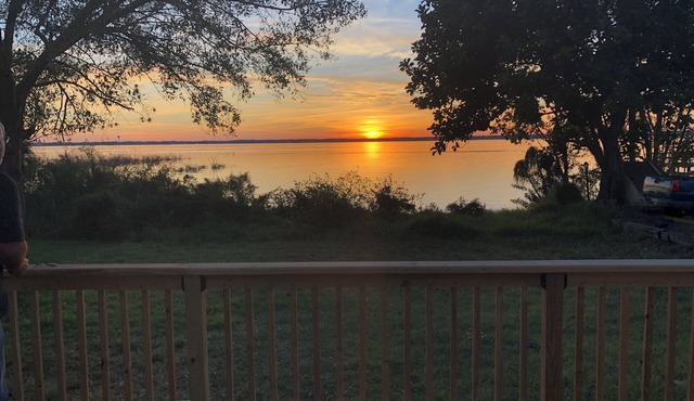 Beautiful 2/2 Cottage waterfront property on Lake Jackson in Sebring FL.