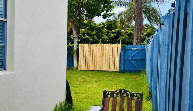 Beautiful 2-bedroom house with AC in cool Hollywood - Olivia's White Haven