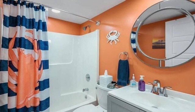 Beautiful 2 bedroom, 2 bath condo with pool. 5 mins to shops and restaurants. in Cape Coral