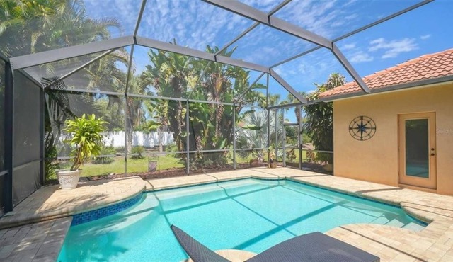 Beautiful 3 bed/ 2bath, plus office Executive Home with private pool & lanai. in Osprey
