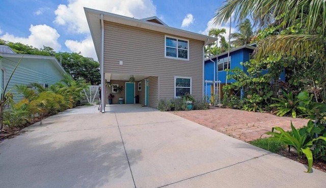 Beautiful 3-bedroom cottage near water in peaceful Naples. Sleeps ten people