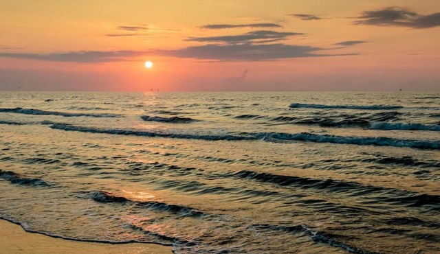 Beautiful condo located on the beach - close to attractions pool & Hot tub