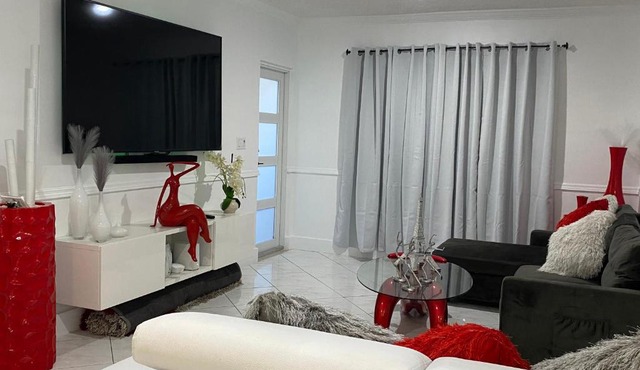 Beautiful House 7 min from Miami Airport w FREE parking