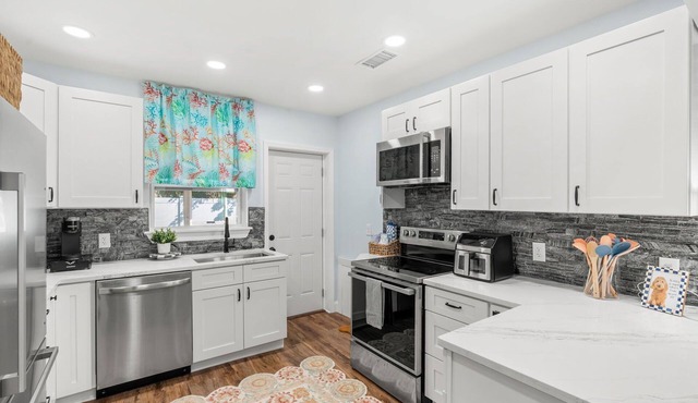 Beautiful Melbourne Home w/Cozy 3BR, Private backyard & Screened-in Patio! 🌴