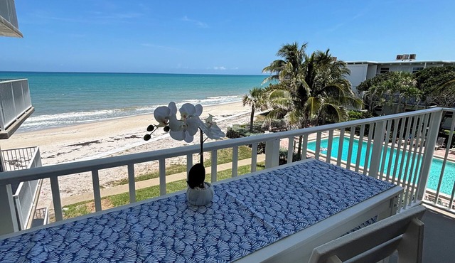 Beautiful Ocean Views, Footsteps from the Beach! Cozy 2-bedroom Vero Beach Condo in Vero Beach