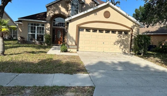 Beautiful, Quaint, Clean 4-bedroom/2.5 home 7.8 miles from all Disney Parks!