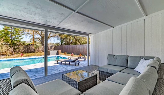 Beautiful Tampa Pool/Hot Tub Home-Spacious Yard
