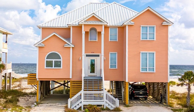 Beautiful Vacation Home. Right on the Beach!