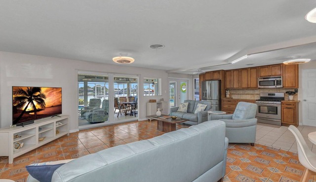 Beautiful Waterfront House with Heated Pool and Fishing Dock