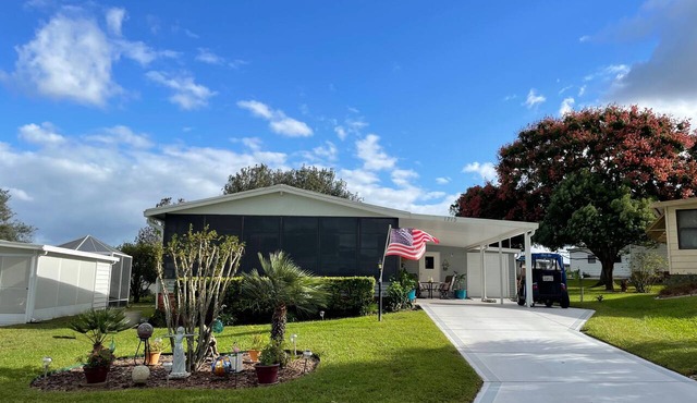 Beautifully Decorated 2 Bedroom 2 Bath Home with Golf Cart & Internet