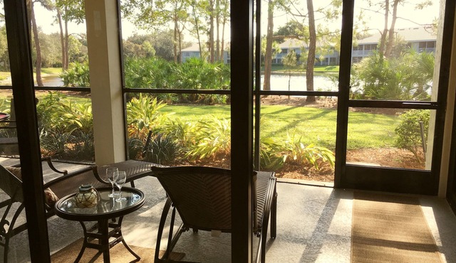 Beautifully Renovated Lakeview Corner Condo. Private Beach, Pool and Spa