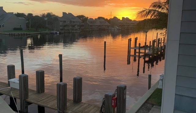 Beautifully renovated 2/2 condo on marina and short walk to private beach! in Vero Beach