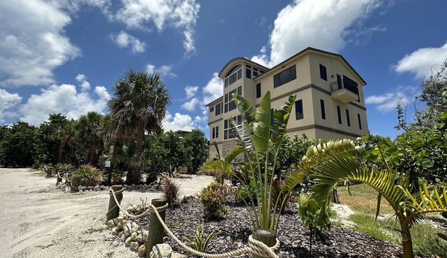 BEAUTY AND THE BEACH- BEACHFRONT MANSION, HEATED POOL