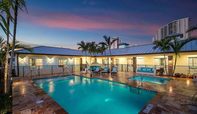 Bermuda Bungalows #1 🌴🏄‍♀️Quick Walk to Public Beach 🏊🩴Pool/Spa On-Site 🏖️🌅Downtown Singer Island 🌊😎Walk to Restuarants, Bars, Shops 🐬🌞Free On-Site Parking!